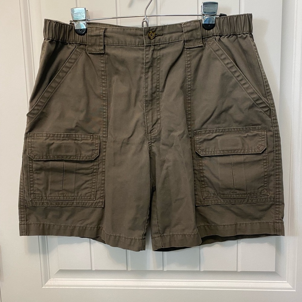 Savane olive cargo shorts. Size W36. Tons of pockets.